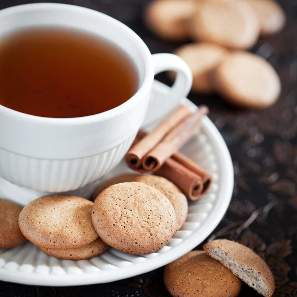 Biscoitos com canela e uma xícara de chá — Fotografia de Stock