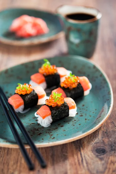 Shirataki sushi com salmão e caviar — Fotografia de Stock