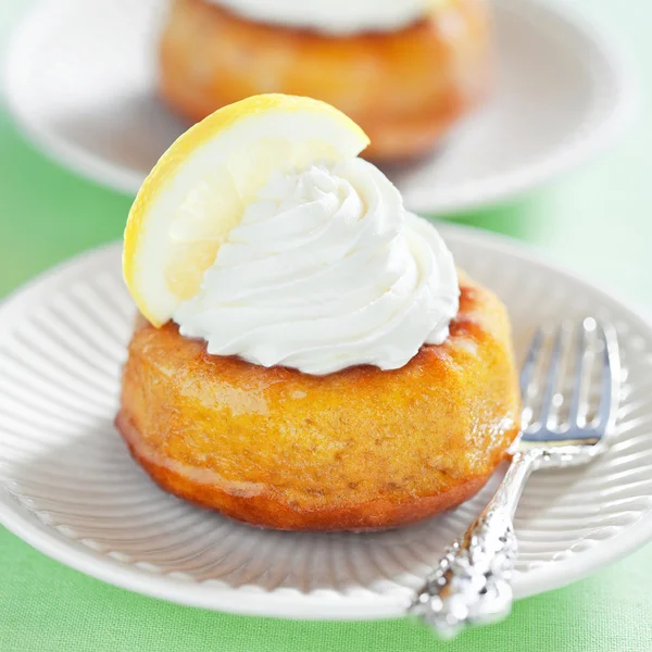 Zitronen-Savarin mit Schlagsahne — Stockfoto