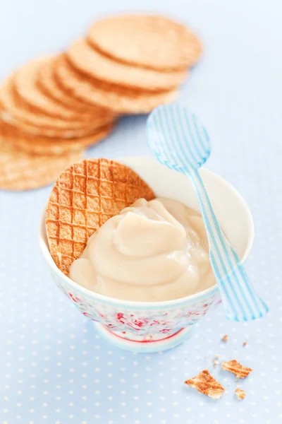 Caramel cream in a ceramic bowl and waffles — Stock Photo, Image