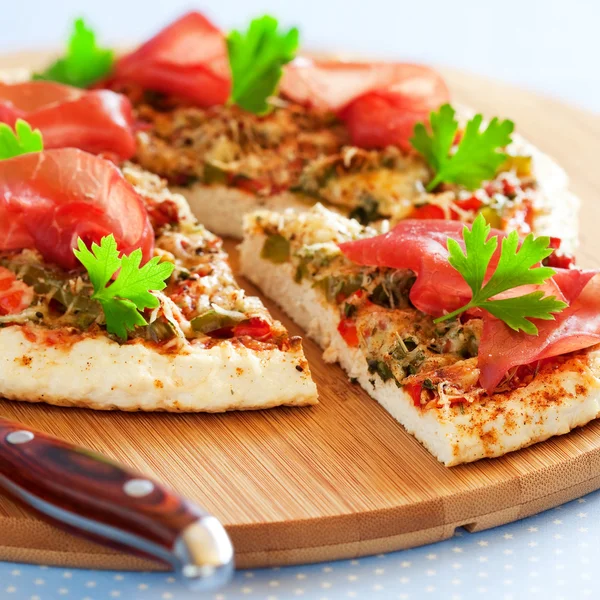 Minced chicken and vegetables pizza — Stock Photo, Image