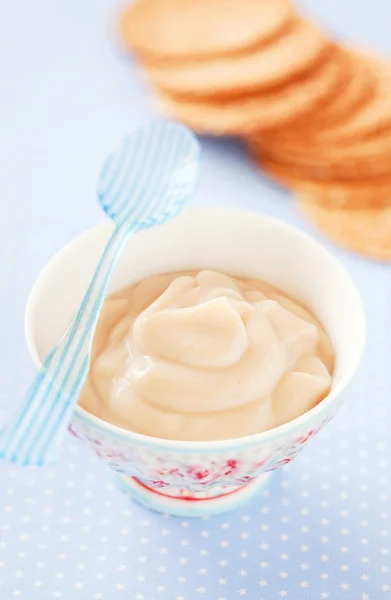Crema di caramello in una ciotola di ceramica e cialde — Foto Stock