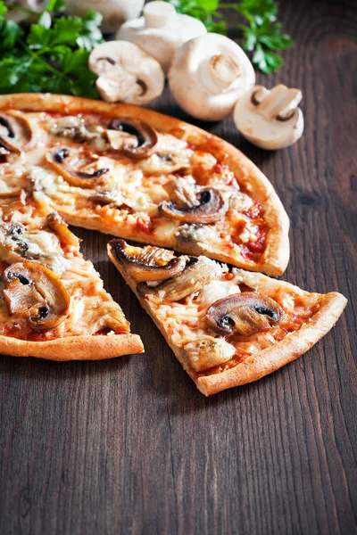 Vegetarische pizza met champignons — Stockfoto