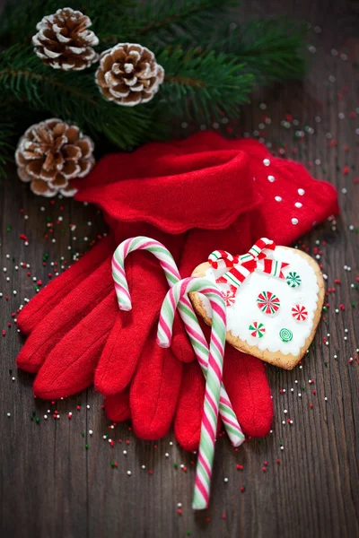 Luvas de malha, bengalas doces e biscoitos — Fotografia de Stock