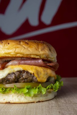 Lezzetli hamburgerler aile ya da arkadaşlarla eğlenmeye hazır.