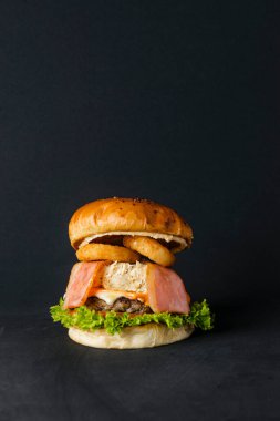 Lezzetli hamburgerler aile ya da arkadaşlarla eğlenmeye hazır.