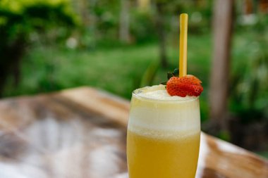 Soğuk, doğal ve lezzetli meyve suyu. Aile ve arkadaşlarla birlikte.