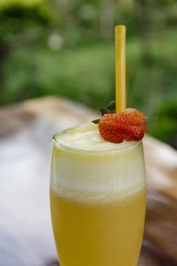 Soğuk, doğal ve lezzetli meyve suyu. Aile ve arkadaşlarla birlikte.