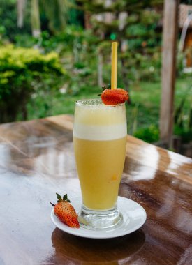 Soğuk, doğal ve lezzetli meyve suyu. Aile ve arkadaşlarla birlikte.