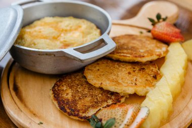 Güne enerji ile başlamak için yumurta ve mısır keki ile nefis bir kahvaltı.