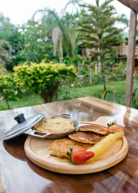 Güne enerji ile başlamak için yumurta ve mısır keki ile nefis bir kahvaltı.