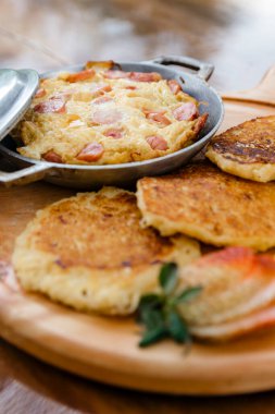 Güne enerji ile başlamak için yumurta ve mısır keki ile nefis bir kahvaltı.