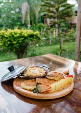 Güne enerji ile başlamak için yumurta ve mısır keki ile nefis bir kahvaltı.