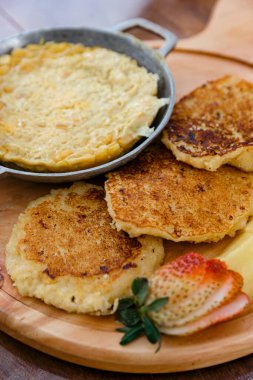 Güne enerji ile başlamak için yumurta ve mısır keki ile nefis bir kahvaltı.