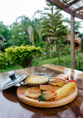 Güne enerji ile başlamak için yumurta ve mısır keki ile nefis bir kahvaltı.