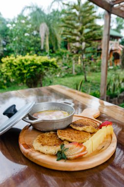 Güne enerji ile başlamak için yumurta ve mısır keki ile nefis bir kahvaltı.