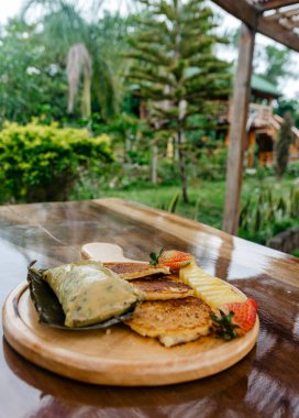 Güne enerji ile başlamak için yumurta ve mısır keki ile nefis bir kahvaltı.