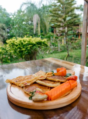 Güne enerji ile başlamak için yumurta ve mısır keki ile nefis bir kahvaltı.