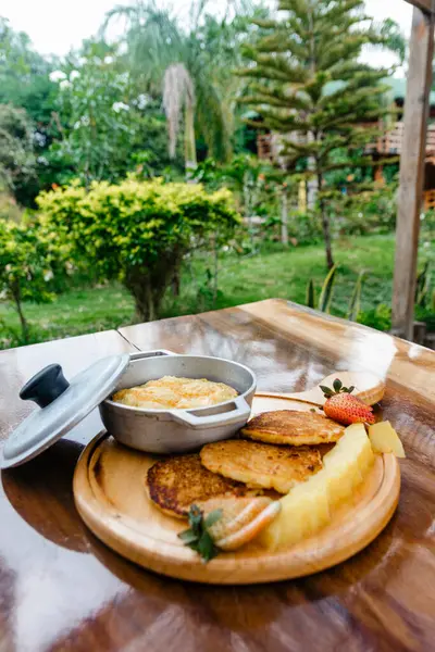 Güne enerji ile başlamak için yumurta ve mısır keki ile nefis bir kahvaltı.