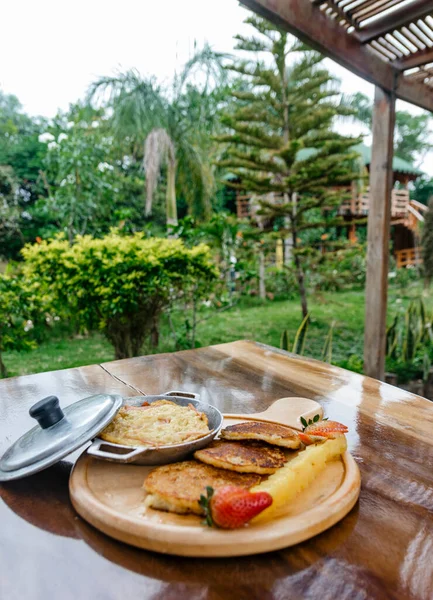 Güne enerji ile başlamak için yumurta ve mısır keki ile nefis bir kahvaltı.