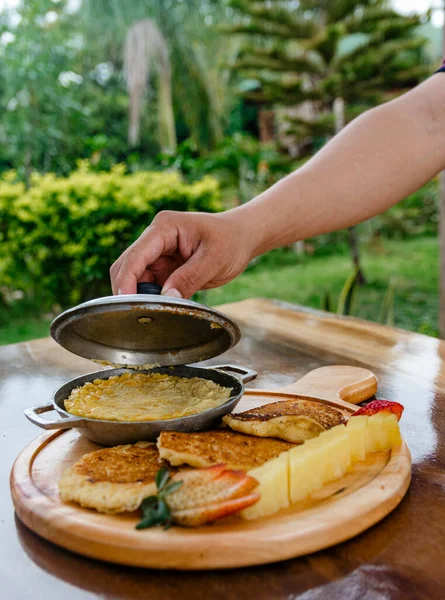Güne enerji ile başlamak için yumurta ve mısır keki ile nefis bir kahvaltı.