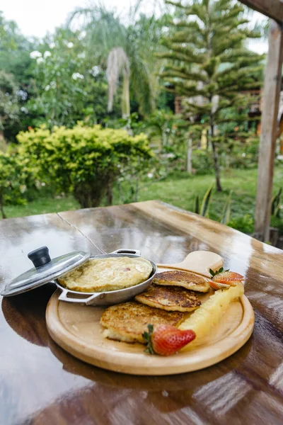 Güne enerji ile başlamak için yumurta ve mısır keki ile nefis bir kahvaltı.