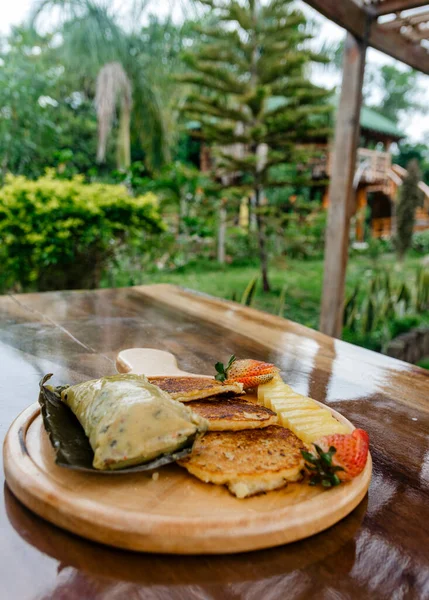 Güne enerji ile başlamak için yumurta ve mısır keki ile nefis bir kahvaltı.
