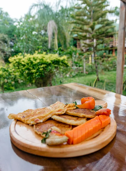 Güne enerji ile başlamak için yumurta ve mısır keki ile nefis bir kahvaltı.