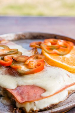 Lezzetli tavuk öğle yemeği için hazırlandı ve aile ile birlikte