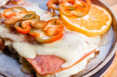 Lezzetli tavuk öğle yemeği için hazırlandı ve aile ile birlikte