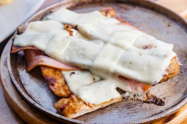 Lezzetli tavuk öğle yemeği için hazırlandı ve aile ile birlikte