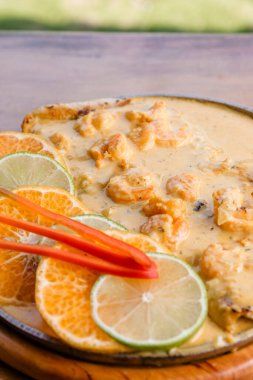 Lezzetli tavuk öğle yemeği için hazırlandı ve aile ile birlikte