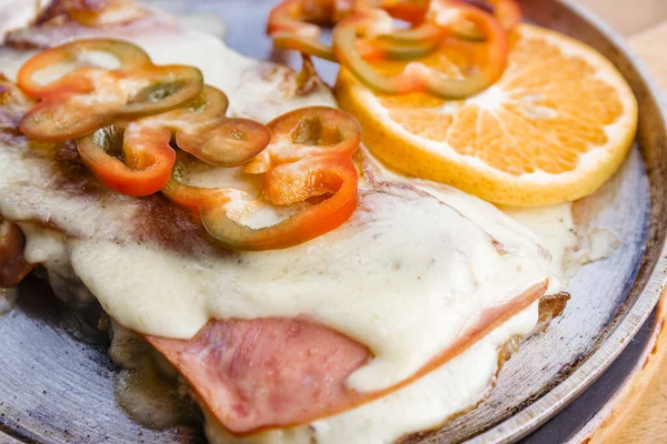 Lezzetli tavuk öğle yemeği için hazırlandı ve aile ile birlikte