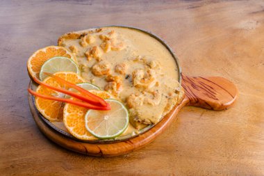 Lezzetli tavuk öğle yemeği için hazırlandı ve aile ile birlikte