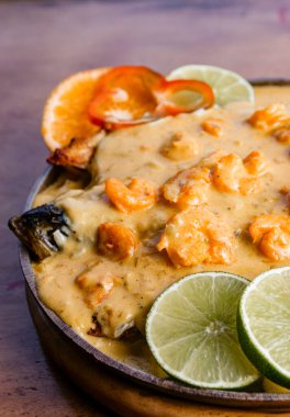 Lezzetli kızarmış balıklar yemek ve eşlik etmek için hazır.