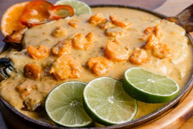 Lezzetli kızarmış balıklar yemek ve eşlik etmek için hazır.