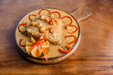 Lezzetli kızarmış balıklar yemek ve eşlik etmek için hazır.