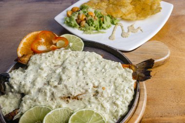 Lezzetli kızarmış balıklar yemek ve eşlik etmek için hazır.