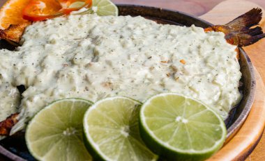 Lezzetli kızarmış balıklar yemek ve eşlik etmek için hazır.