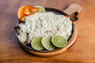 Lezzetli kızarmış balıklar yemek ve eşlik etmek için hazır.