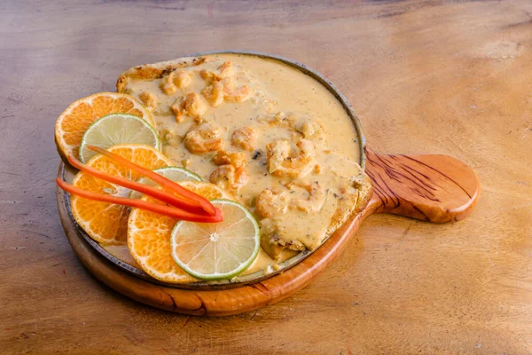 Lezzetli tavuk öğle yemeği için hazırlandı ve aile ile birlikte