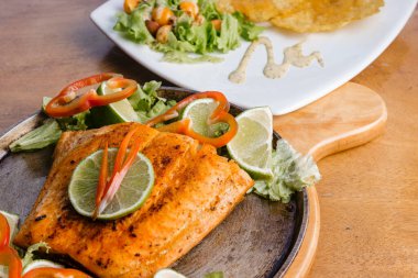 Lezzetli kızarmış balıklar yemek ve eşlik etmek için hazır.