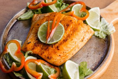 Lezzetli kızarmış balıklar yemek ve eşlik etmek için hazır.