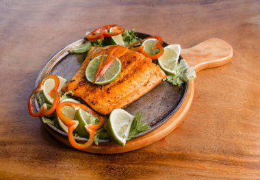 Lezzetli kızarmış balıklar yemek ve eşlik etmek için hazır.