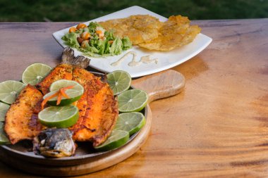 Lezzetli kızarmış balıklar yemek ve eşlik etmek için hazır.