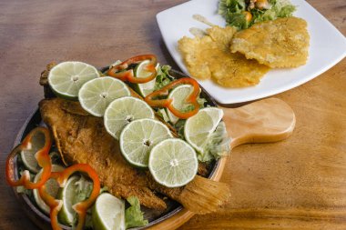 Lezzetli kızarmış balıklar yemek ve eşlik etmek için hazır.