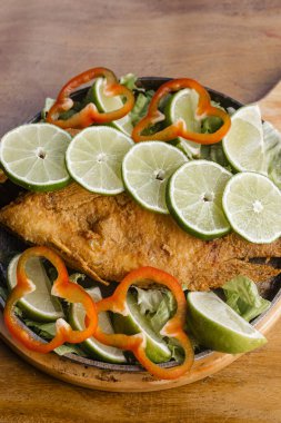 Lezzetli kızarmış balıklar yemek ve eşlik etmek için hazır.