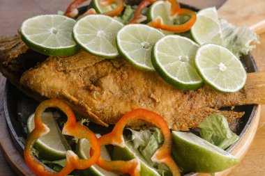 Lezzetli kızarmış balıklar yemek ve eşlik etmek için hazır.