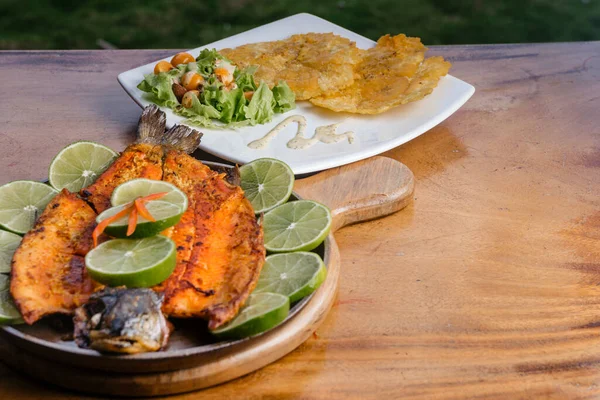 Lezzetli kızarmış balıklar yemek ve eşlik etmek için hazır.