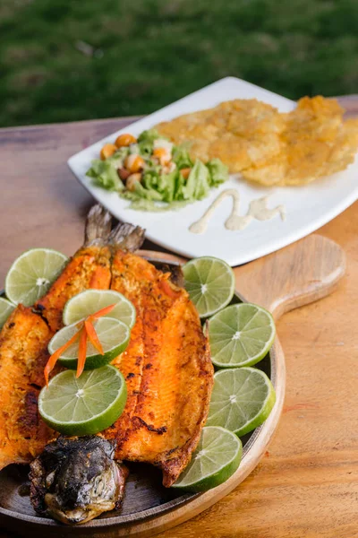 Delicious Fried Fish Ready Eat Enjoy Company — Stock Photo, Image